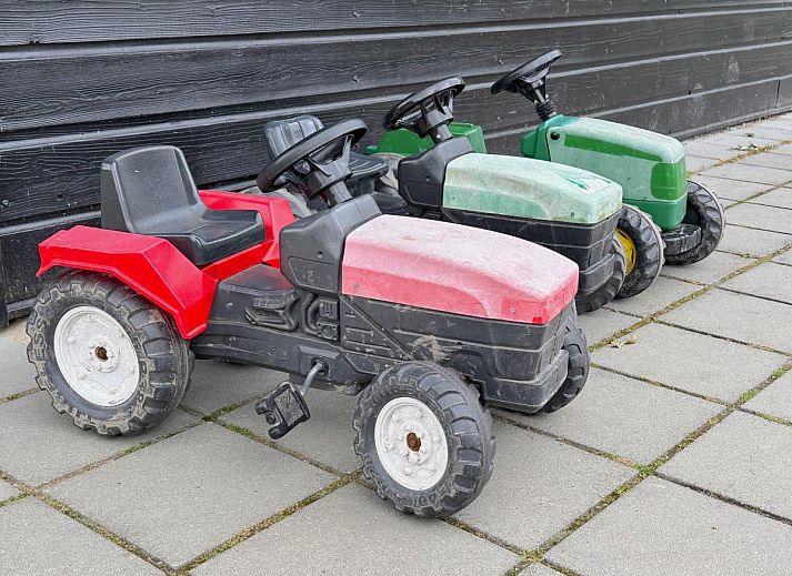 Eethoek en woonkamer in vakantiehuis Aarde, ideaal voor familieverblijven in Lage Zwaluwe, West Brabant.