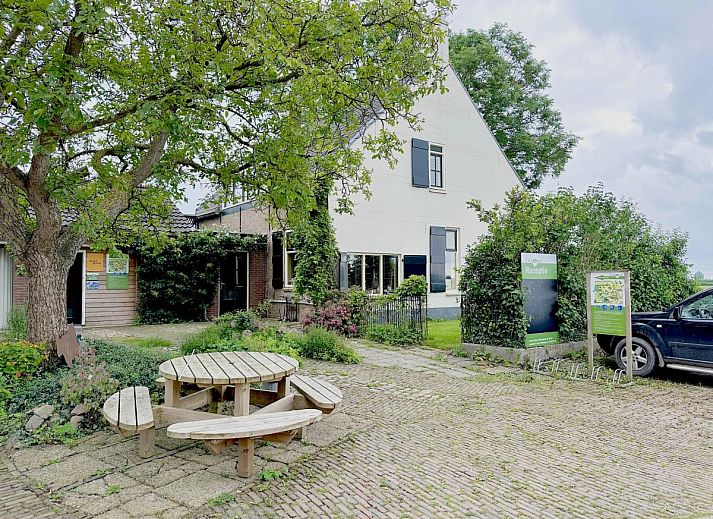 Knusse zithoek met houtkachel in vakantiehuis Aarde, gelegen in Lage Zwaluwe, West Brabant, Noord Brabant.