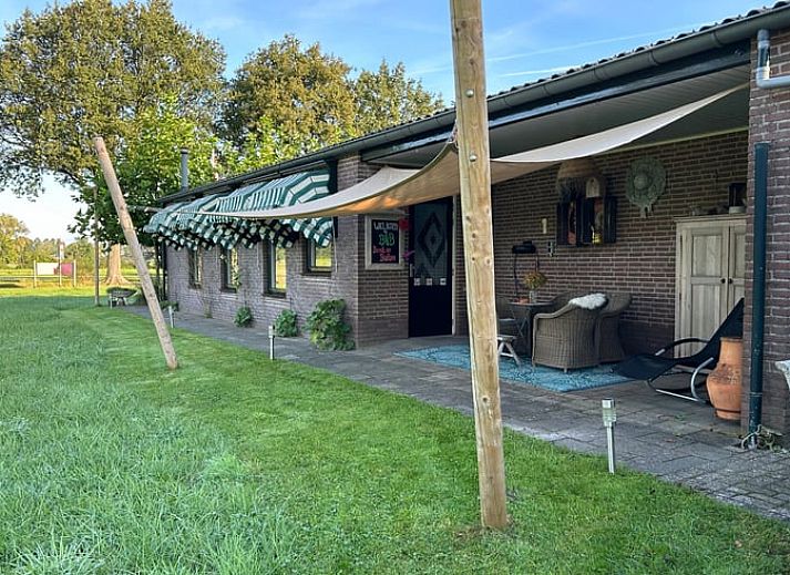 Ferienhaus in Sprundel in West-Brabant, ein charmantes Ferienhaus inmitten von gruenen Feldern.