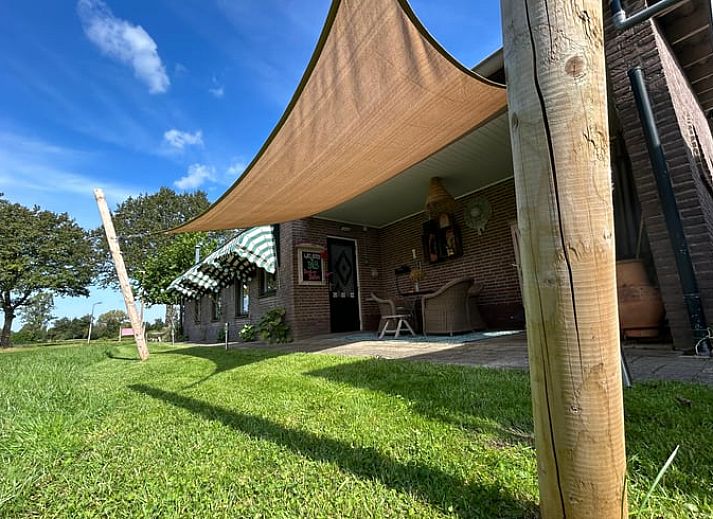 Ferienhaus in Sprundel in West-Brabant, ein charmantes Ferienhaus inmitten von gruenen Feldern.