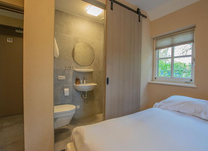 Rustic vacation home Jager en Hooijmijt in Ulvenhout AC, North Brabant, with charming thatched roof and rural surroundings.