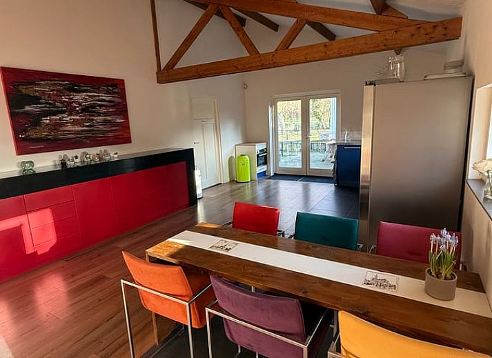 Overview of the cozy courtyard at Cottage in Ulvenhout Ac in West Brabant.