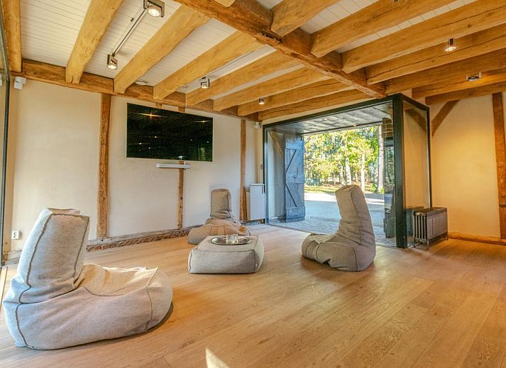 Thatched facade of De Jager en de Gelagkamers, a vacation home in Ulvenhout AC, North Brabant.