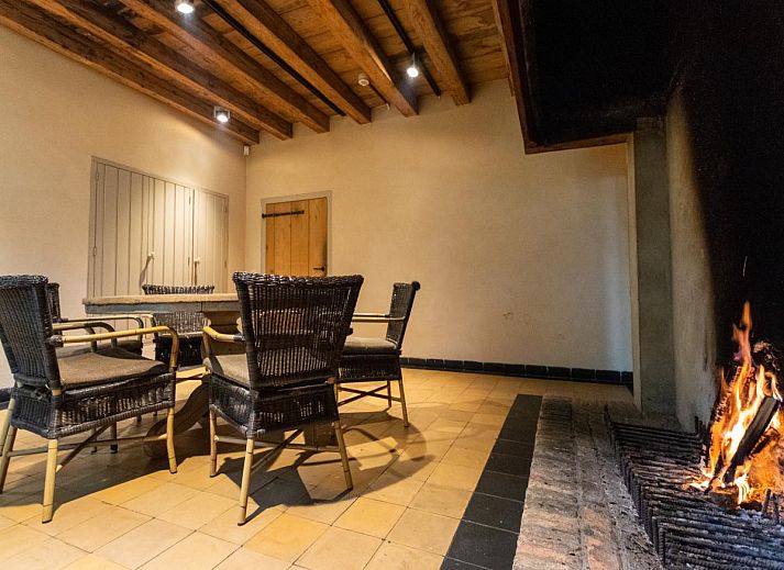 Thatched facade of De Jager en de Gelagkamers, a vacation home in Ulvenhout AC, North Brabant.