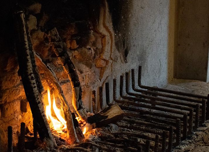 Thatched facade of De Jager en de Gelagkamers, a vacation home in Ulvenhout AC, North Brabant.