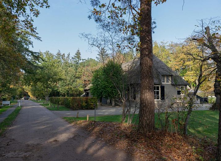 Rustic entrance to De Jager en de Gelagkamers, vacation accommodation in the woods of Ulvenhout AC, West Brabant.