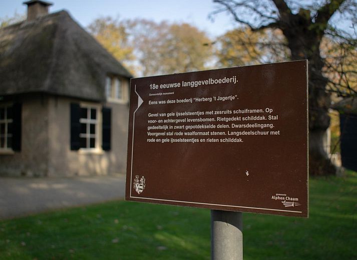 Rustic entrance to De Jager en de Gelagkamers, vacation accommodation in the woods of Ulvenhout AC, West Brabant.