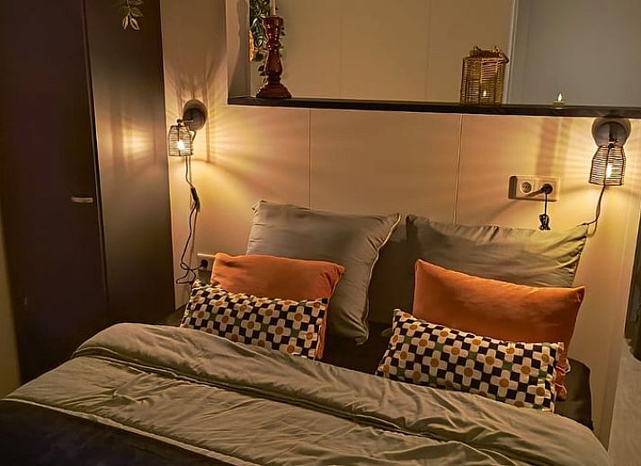 Ferienhaus in Schijf mit Terrasse und Kuehen auf den Feldern, Schijf, Westbrabant.