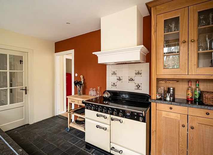 Rustieke toegangspoort van Huisje in Putte, vakantiehuis in West Brabant, Noord Brabant.