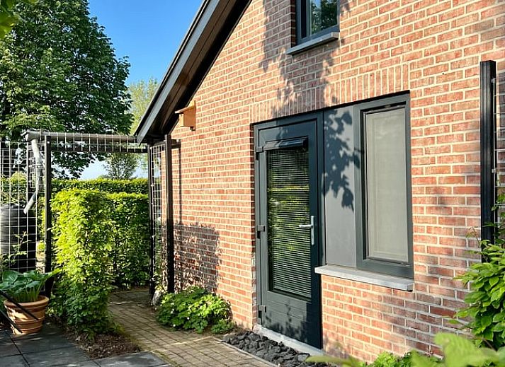 Vacation cottage in Strijbeek with beautiful garden in West Brabant, North Brabant.