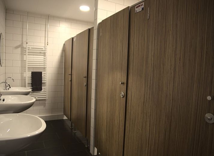 Campingplatz in Huisje in Terheijden, West-Brabant, mit Zelten und einem Gelaendewagen fuer einen abenteuerlichen Urlaub.