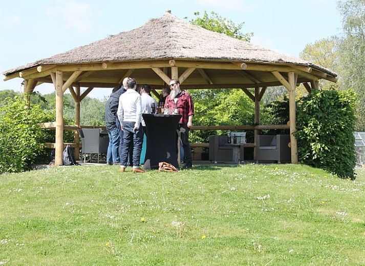 Gemuetliches Schlafzimmer im Cottage in Terheijden, Terheijden, mit Holzinterieur und bequemen Betten.