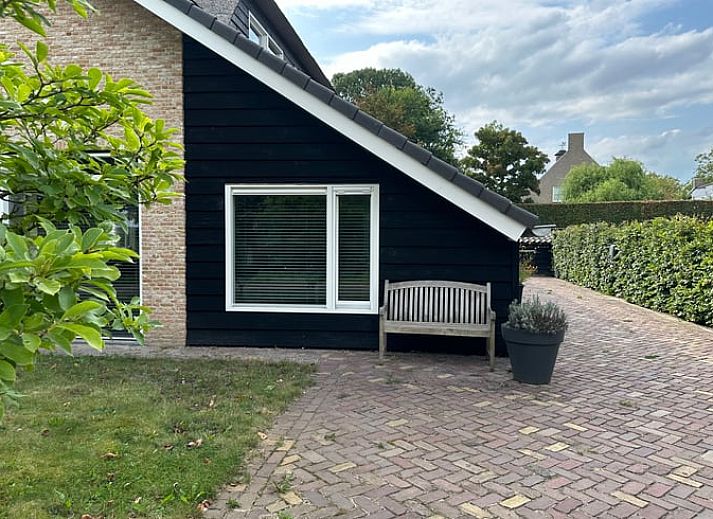 Rustiek terras bij Vakantiehuis in Herpt, West Brabant, perfect voor ontspanning in Noord Brabant.