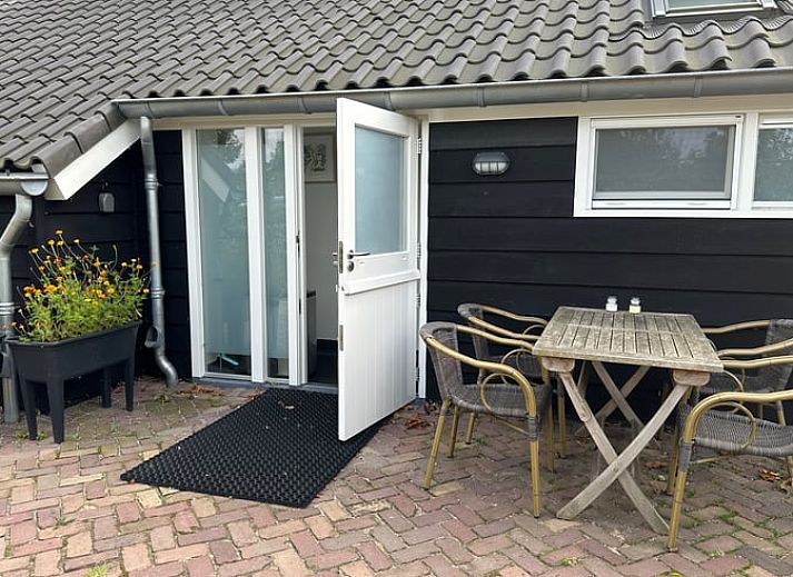 Rustiek terras bij Vakantiehuis in Herpt, West Brabant, perfect voor ontspanning in Noord Brabant.