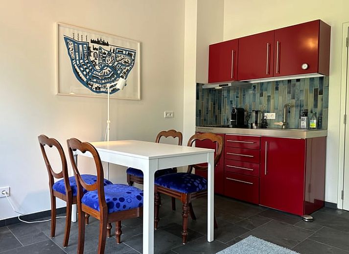 Rustiek terras bij Vakantiehuis in Herpt, West Brabant, perfect voor ontspanning in Noord Brabant.