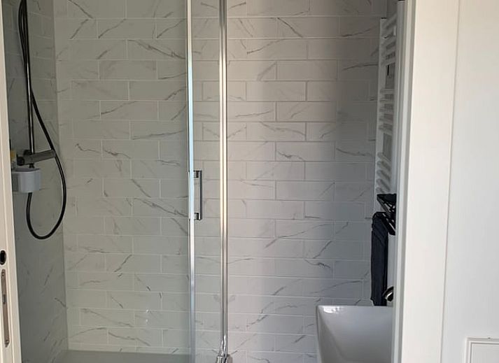 Gezellig terras met open deur bij Vakantiehuis in Herpt, ideaal voor een zomerse dag in Noord Brabant.