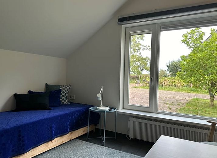 Gezellig terras met open deur bij Vakantiehuis in Herpt, ideaal voor een zomerse dag in Noord Brabant.