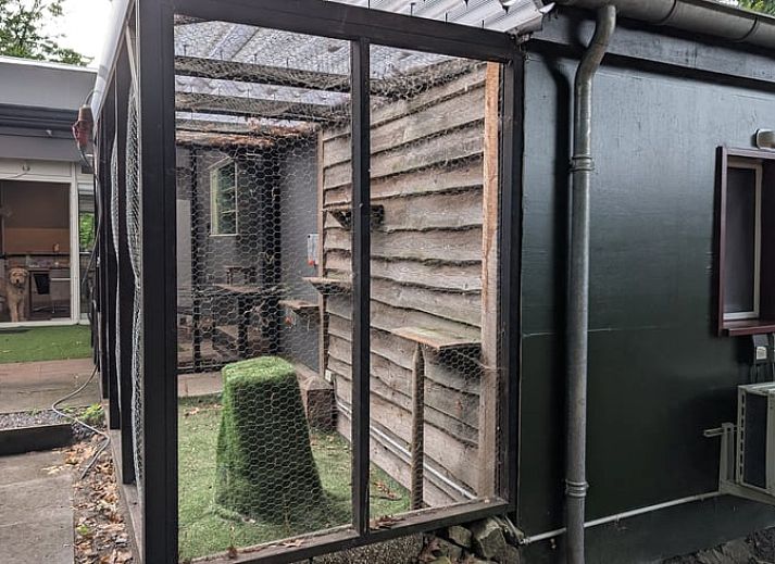 Moderne binnenruimte van Vakantiehuis in Heerle met comfortabele zithoek.