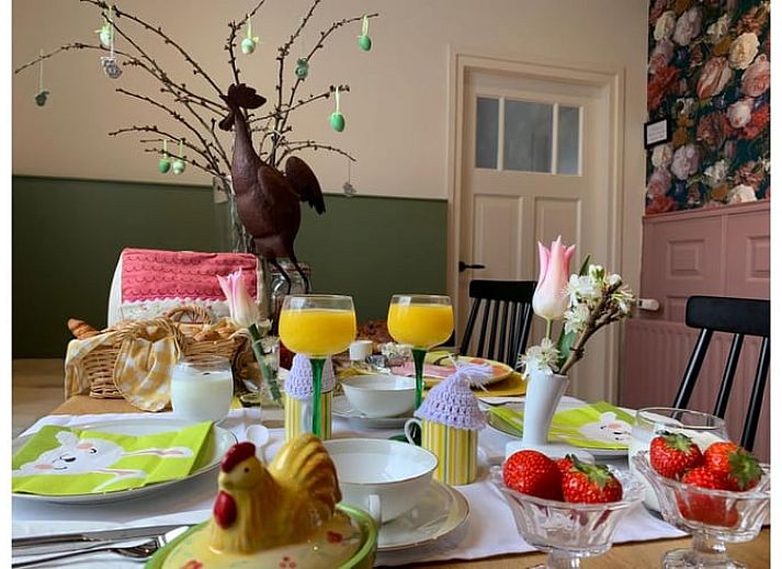 Gasten openen de voordeur van Huisje in Moerstraten, een charmant vakantiehuis in West Brabant, Noord Brabant.