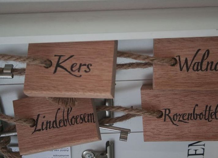 Gasten openen de voordeur van Huisje in Moerstraten, een charmant vakantiehuis in West Brabant, Noord Brabant.