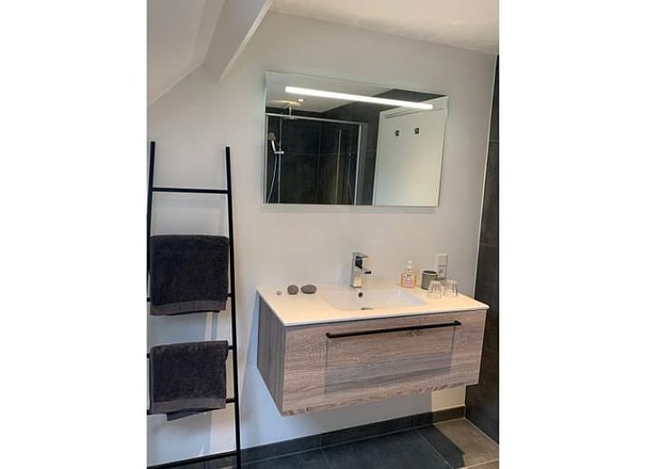 Gasten openen de voordeur van Huisje in Moerstraten, een charmant vakantiehuis in West Brabant, Noord Brabant.