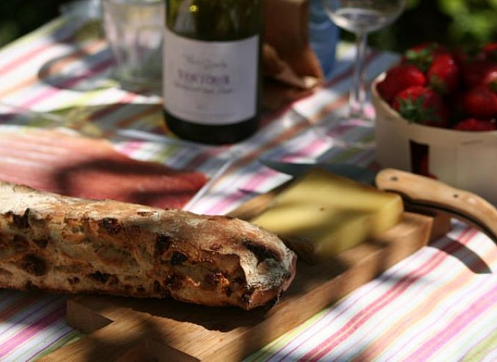 Ontdek de charmante Bed & Breakfast Merel & Mos in Moerstraten, West Brabant, met een uitnodigend bord en groene omgeving.