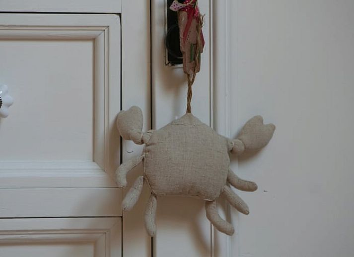 Ontdek de charmante Bed & Breakfast Merel & Mos in Moerstraten, West Brabant, met een uitnodigend bord en groene omgeving.