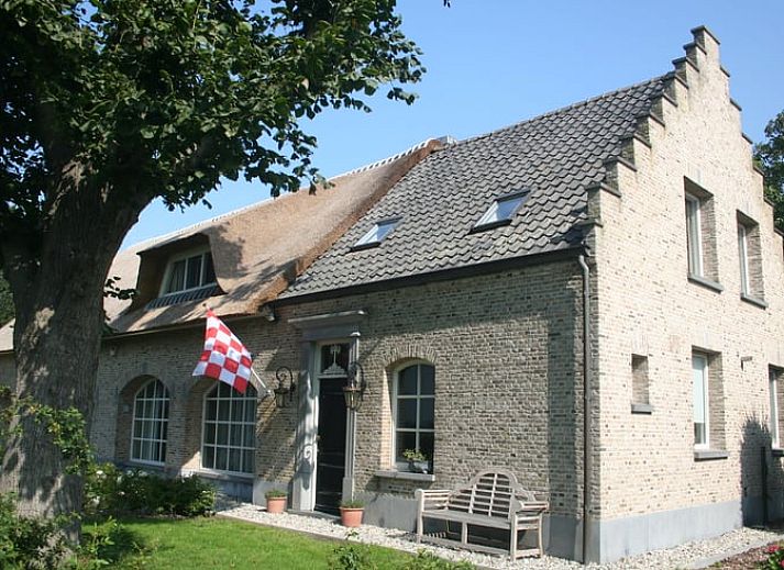 Vakantiehuisje in Moerstraten, gelegen in het groene West Brabant, Noord Brabant, met charmante bakstenen gevel en rustige tuin.