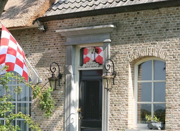 Vakantiehuisje in Moerstraten, gelegen in het groene West Brabant, Noord Brabant, met charmante bakstenen gevel en rustige tuin.