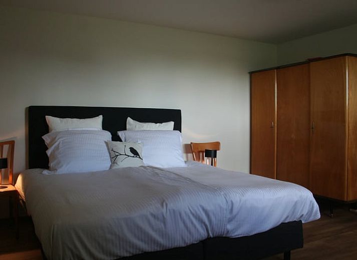 Charmante entree van Vakantiehuisje in Moerstraten, West Brabant, met authentieke bakstenen en landelijke details.