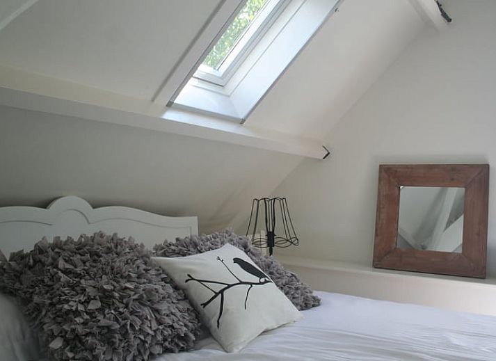 Charmante entree van Vakantiehuisje in Moerstraten, West Brabant, met authentieke bakstenen en landelijke details.