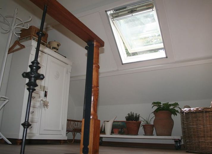 Charmante entree van Vakantiehuisje in Moerstraten, West Brabant, met authentieke bakstenen en landelijke details.