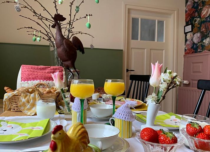 Charmante entree van Vakantiehuisje in Moerstraten, West Brabant, met authentieke bakstenen en landelijke details.