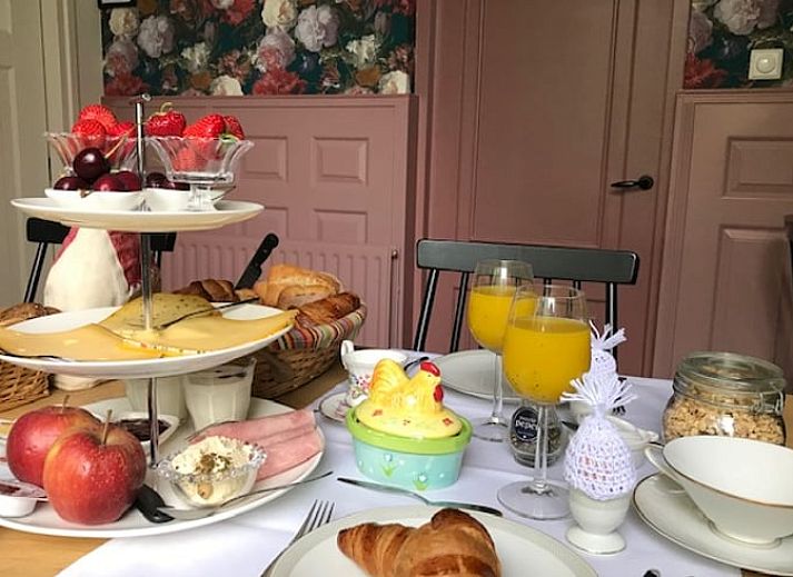 Gasten openen de deur van Vakantiehuisje in Moerstraten, een charmante vakantiewoning in het pittoreske West Brabant, Noord Brabant.