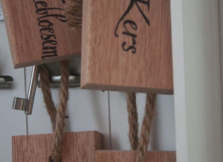 Gasten openen de deur van Vakantiehuisje in Moerstraten, een charmante vakantiewoning in het pittoreske West Brabant, Noord Brabant.