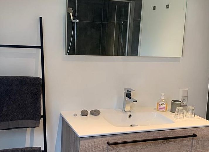 Gasten openen de deur van Vakantiehuisje in Moerstraten, een charmante vakantiewoning in het pittoreske West Brabant, Noord Brabant.