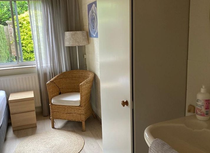 Entree van vakantieverblijf MARYO in Schoorl, Noordzeekust, Noord-Holland met boom en bakstenen gevel.