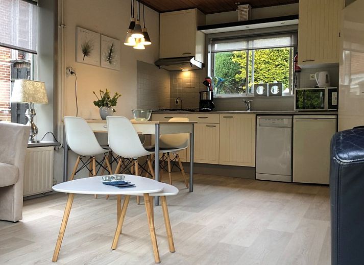 Ingang met hek bij vakantieverblijf MARYO in Schoorl, Noordzeekust, Noord-Holland omgeven door groen.