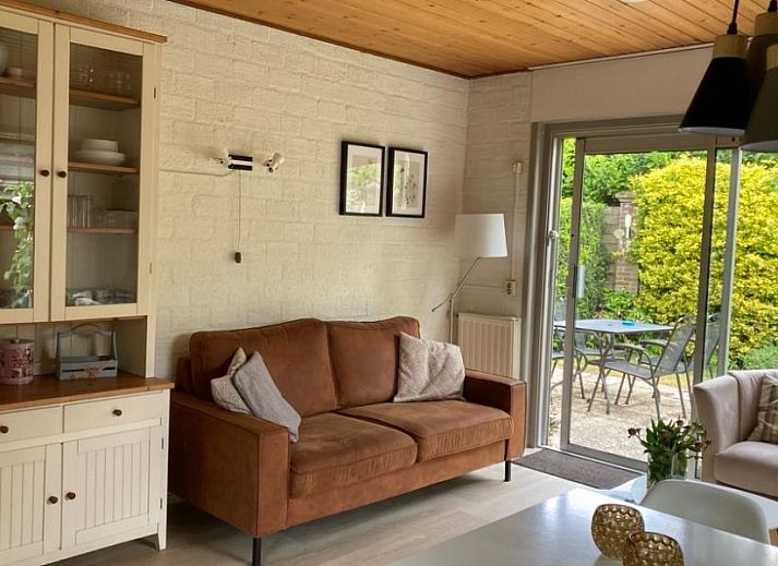 Ingang met hek bij vakantieverblijf MARYO in Schoorl, Noordzeekust, Noord-Holland omgeven door groen.