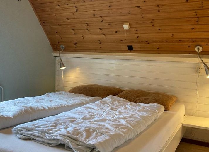 Ingang met hek bij vakantieverblijf MARYO in Schoorl, Noordzeekust, Noord-Holland omgeven door groen.