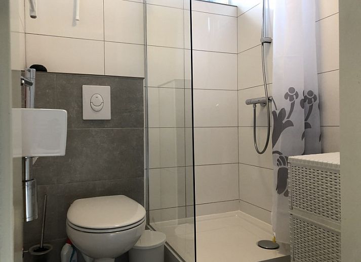 Ingang met hek bij vakantieverblijf MARYO in Schoorl, Noordzeekust, Noord-Holland omgeven door groen.