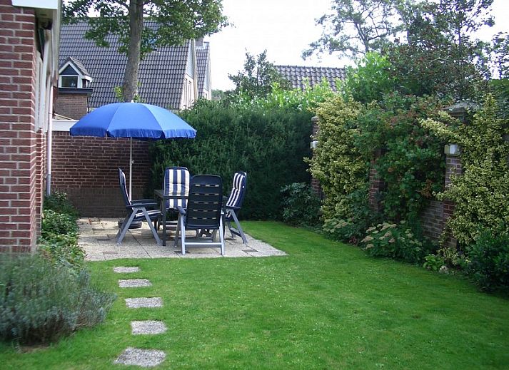 Speeltuin bij vakantieverblijf MARYO in Schoorl, Noordzeekust, Noord-Holland met glijbaan en schommel.