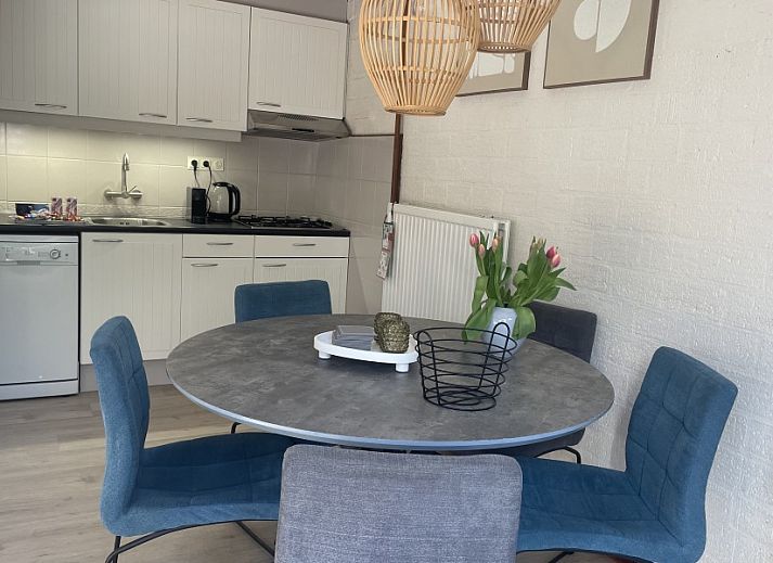 Vooraanzicht van vakantiehuis MARYO in Schoorl, Noordzeekust, Noord-Holland met rode dakpannen.