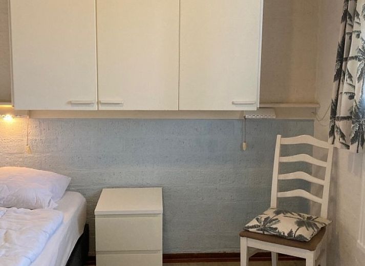 Vooraanzicht van vakantiehuis MARYO in Schoorl, Noordzeekust, Noord-Holland met rode dakpannen.