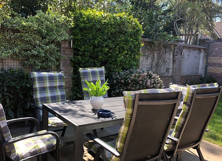 Vooraanzicht van vakantiehuis MARYO in Schoorl, Noordzeekust, Noord-Holland met rode dakpannen.