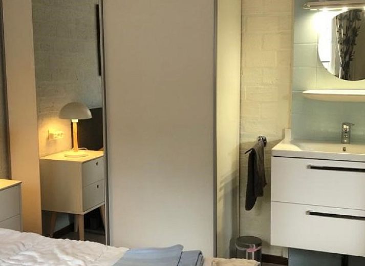 Vooraanzicht van vakantiehuis MARYO in Schoorl, Noordzeekust, Noord-Holland met rode dakpannen.