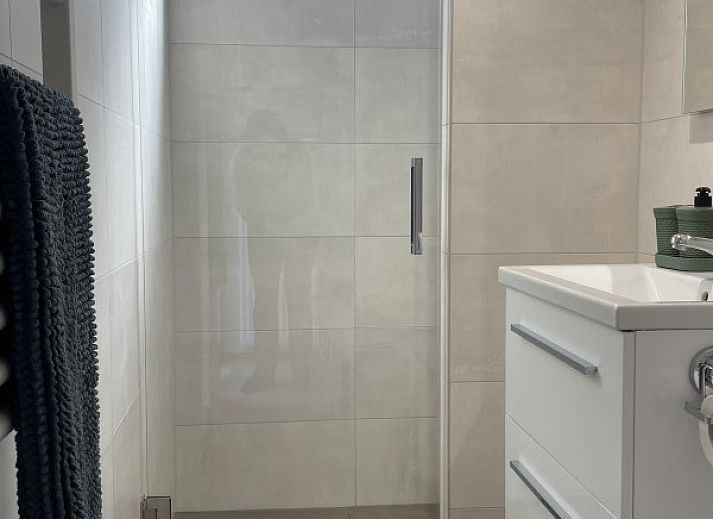 Gezellige slaapkamer in vakantieverblijf MARYO, Schoorl, Noordzeekust, Noord-Holland met rotan stoel.