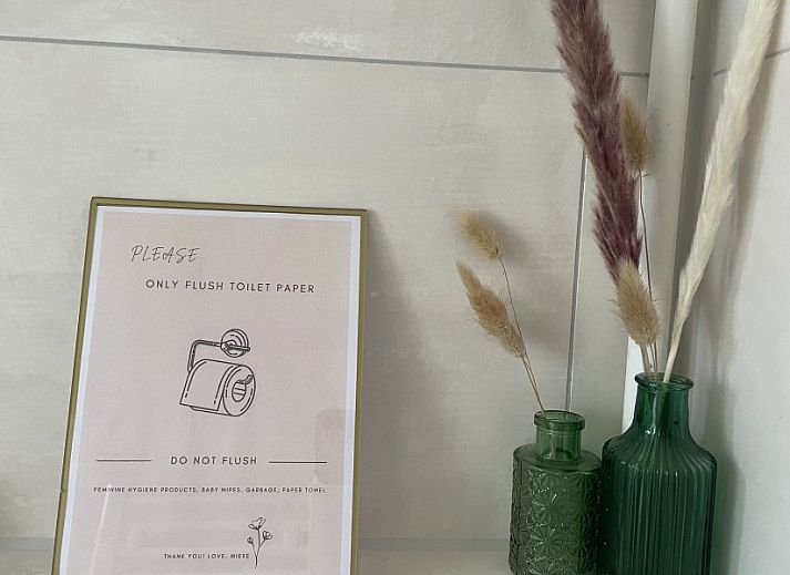 Gezellige slaapkamer in vakantieverblijf MARYO, Schoorl, Noordzeekust, Noord-Holland met rotan stoel.