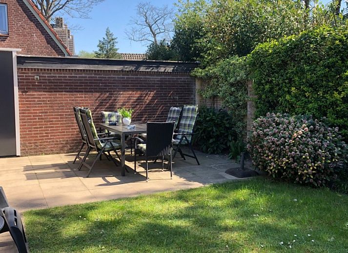 Gezellige slaapkamer in vakantieverblijf MARYO, Schoorl, Noordzeekust, Noord-Holland met rotan stoel.