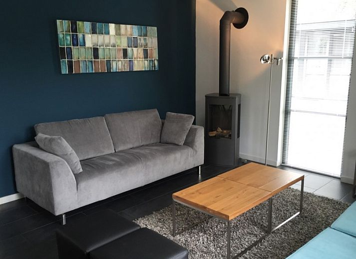 Terras van 8 pers villa met sauna in Schoorl, Noordzeekust, Noord-Holland met ligstoelen en tuintafel.